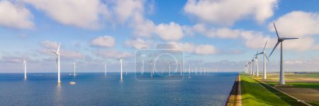 Foto de Molino de viento granja en el océano Westermeerwind parque, molinos de viento aislados en el mar en un hermoso día de verano brillante - Imagen libre de derechos