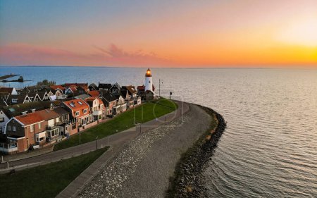 Téléchargez les photos : Phare d'Urk Pays-Bas pendant le coucher du soleil aux Pays-Bas au lac Ijselmeer - en image libre de droit