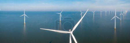 Foto de Granja de turbinas eólicas en alta mar al atardecer - Imagen libre de derechos