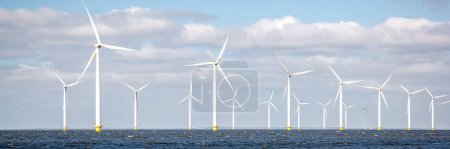 Foto de Ocean Wind Farm. Molino de viento granja en el océano. Turbinas eólicas marinas en el mar. Turbina eólica desde una vista aérea, en los Países Bajos - Imagen libre de derechos