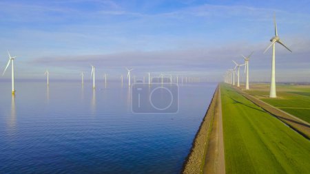 Foto de Ocean Wind Farm. Molino de viento granja en el océano. Turbinas eólicas marinas en el mar. Turbina eólica desde una vista aérea, en los Países Bajos durante el verano - Imagen libre de derechos