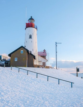 Téléchargez les photos : Phare d'Urk Pays-Bas en hiver avec neige aux Pays-Bas. - en image libre de droit