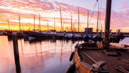 Téléchargez les photos : Bateaux de pêche à l'ancien port historique d'Urk Pays-Bas - en image libre de droit