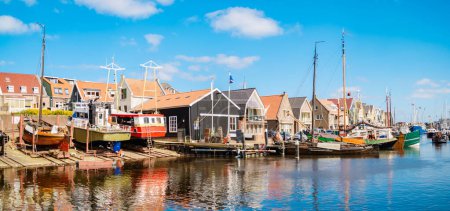Téléchargez les photos : Bateaux de pêche à l'ancien port historique d'Urk Pays-Bas - en image libre de droit