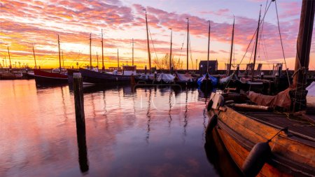 Téléchargez les photos : Coucher de soleil dans le vieux village de pêcheurs Urk, Phare d'Urk Pays-Bas pendant le coucher de soleil aux Pays-Bas. - en image libre de droit