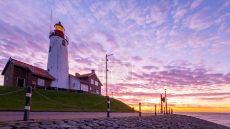 Téléchargez les photos : Lever de soleil au phare d'Urk Pays-Bas - en image libre de droit