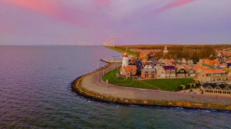 Téléchargez les photos : Phare d'Urk Pays-Bas au coucher du soleil aux Pays-Bas avec un beau ciel violet - en image libre de droit