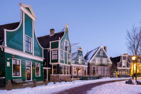 Téléchargez les photos : Vieux village néerlandais Zaanse Schans Pays-Bas un village de moulin à vent néerlandais pendant le coucher du soleil maison en bois holland village - en image libre de droit