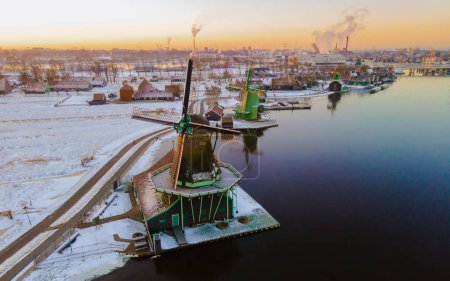 Téléchargez les photos : Lever de soleil au Zaanse Schans Pays-Bas un village de moulins à vent néerlandais - en image libre de droit