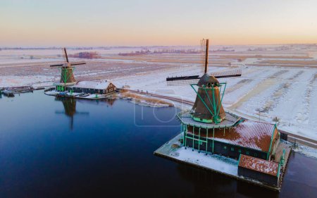 Foto de Amanecer en el Zaanse Schans Países Bajos un pueblo molino de viento holandés durante el invierno, vista aérea de aviones no tripulados en los molinos de viento históricos del Zaanse Schans Zaandam - Imagen libre de derechos
