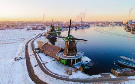 Téléchargez les photos : Lever de soleil au Zaanse Schans Pays-Bas un village de moulins à vent néerlandais pendant l'hiver, vue aérienne de drone aux moulins à vent historiques de la Zaanse Schans Zaandam - en image libre de droit