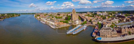 Téléchargez les photos : Dordrecht Pays-Bas, la ligne d'horizon de la vieille ville de Dordrecht avec des bâtiments d'église et de canal aux Pays-Bas oude Maas rivière - en image libre de droit