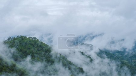 Téléchargez les photos : Doi Luang Chiang Dao collines de montagne à Chiang Mai, Thaïlande. Paysage naturel dans les voyages et les vacances. Doi Lhung Chiang Dao Point de vue avec nuages brume et brouillard pendant la saison des pluies - en image libre de droit