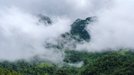 Foto de Doi Luang Chiang Dao colinas de montaña en Chiang Mai, Tailandia. Paisaje natural en viajes y vacaciones. - Imagen libre de derechos