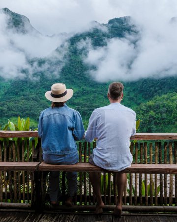 Téléchargez les photos : Doi Luang Chiang Dao collines de montagne à Chiang Mai, Thaïlande. Couple d'hommes et de femmes en voyage dans les montagnes camper pendant la saison des pluies avec brouillard et brouillard - en image libre de droit