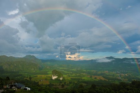 Téléchargez les photos : Arc-en-ciel avec vue sur la montagne du parc national Phu Langka, province de Phayao. Montagnes Phu Langka dans le nord de la Thaïlande - en image libre de droit