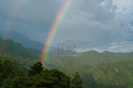 Téléchargez les photos : Arc-en-ciel avec vue sur la montagne du parc national Phu Langka, province de Phayao. Montagnes Phu Langka dans le nord de la Thaïlande - en image libre de droit