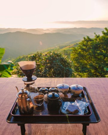 Téléchargez les photos : Goutte à goutte de café le matin avec un regard sur les montagnes de Doi Chang Chiang Rai Thaïlande - en image libre de droit