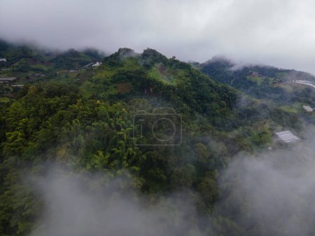 Téléchargez les photos : Samoeng Forest Park, une vue spectaculaire sur la forêt et les montagnes, Mae Sa Valley Loop Chiang Mai Thaïlande - en image libre de droit