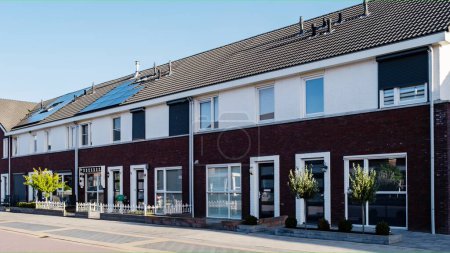 Téléchargez les photos : Zone de banlieue néerlandaise avec des maisons familiales modernes, maisons familiales modernes nouvellement construites aux Pays-Bas, maison familiale néerlandaise aux Pays-Bas, rue avec des maisons familiales modernes dans la banlieue urbaine - en image libre de droit