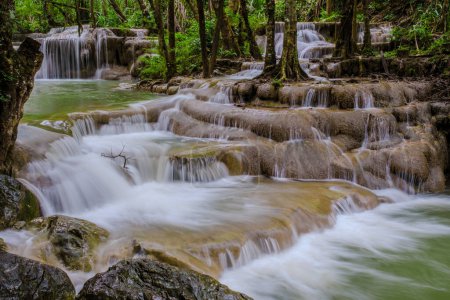 Téléchargez les photos : Erawan Waterfall Thailand, une belle cascade de forêt profonde en Thaïlande. Chute d'eau Erawan dans le parc national - en image libre de droit
