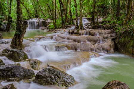 Téléchargez les photos : Erawan Waterfall Thailand, une belle cascade de forêt profonde en Thaïlande. Chute d'eau Erawan dans le parc national pendant la saison des pluies - en image libre de droit