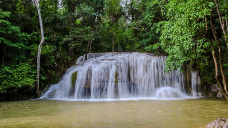 Téléchargez les photos : Erawan Waterfall Thaïlande Kachanaburi, une belle cascade de forêt profonde en Thaïlande. Chute d'eau Erawan dans le parc national - en image libre de droit