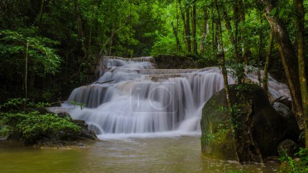 Téléchargez les photos : Erawan Waterfall Thailand, une belle cascade de forêt profonde en Thaïlande. Chute d'eau Erawan dans le parc national. forêt verte avec cascades - en image libre de droit