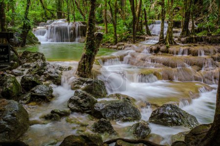 Téléchargez les photos : Erawan Cascade Thaïlande pendant la saison des pluies, une belle cascade de forêt profonde en Thaïlande. Chute d'eau Erawan dans le parc national - en image libre de droit
