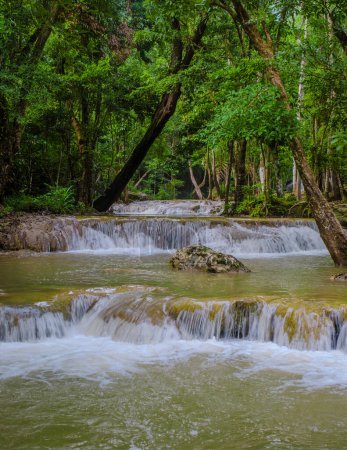 Téléchargez les photos : Une belle cascade de forêt profonde en Thaïlande. Chute d'eau Erawan dans le parc national - en image libre de droit