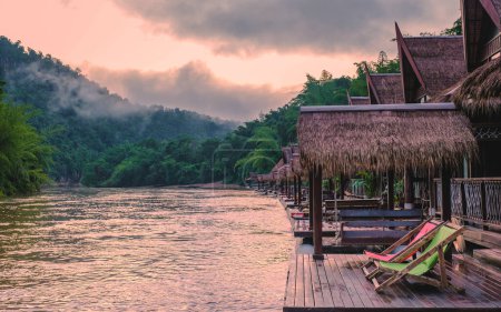 Téléchargez les photos : Maisons de plage tropicales sur la rivière Kwai en Thaïlande.Maison de radeau flottant en bois dans la rivière Kwai Kanchanaburi, Thaïlande pendant la saison des pluies - en image libre de droit