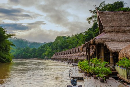 Foto de Casa balsa flotante de madera en el río Kwai Kanchanaburi, Tailandia - Imagen libre de derechos