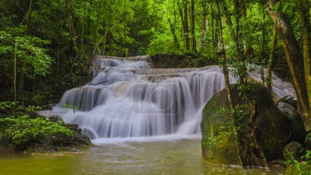 Foto de Cascada de Erawan Tailandia, una hermosa cascada de bosque profundo en Tailandia. Cascada de Erawan en Parque Nacional. bosque verde con cascadas - Imagen libre de derechos