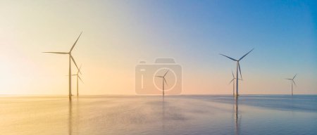 Téléchargez les photos : Parc éolien dans l'océan, vue aérienne de drones d'éoliennes générant de l'énergie verte, moulins isolés en mer aux Pays-Bas au coucher du soleil - en image libre de droit