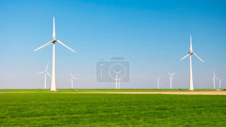 Foto de Parque de molinos de viento en el océano, vista aérea de aviones no tripulados de turbinas de molinos de viento que generan energía verde, molinos de viento de transición energética en los Países Bajos. - Imagen libre de derechos