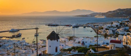 Foto de Puesta de sol en las colinas de Mykonos pueblo griego en Grecia, el colorido casco antiguo de Mikonos pueblo con molinos de viento históricos - Imagen libre de derechos