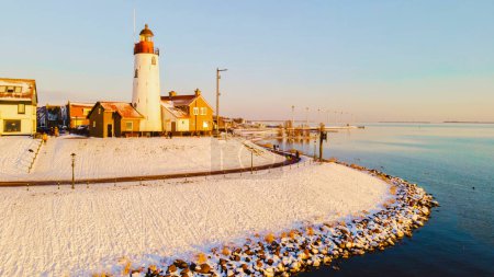 Téléchargez les photos : Phare d'Urk Pays-Bas en hiver avec neige aux Pays-Bas. météo hivernale aux Pays-Bas - en image libre de droit