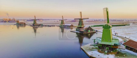 Téléchargez les photos : Zaanse Schans Pays-Bas village de moulins à vent néerlandais au lever du soleil en hiver avec un paysage enneigé, neige d'hiver au village historique de moulins à vent près d'Amsterdam - en image libre de droit
