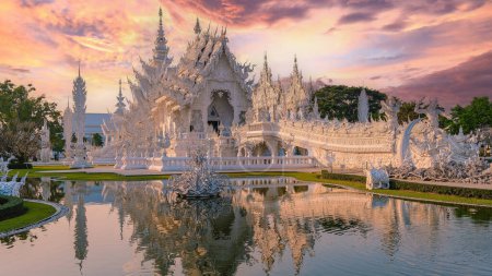 Téléchargez les photos : Temple blanc Chiang Rai pendant le coucher du soleil, vue du soir de Wat Rong Khun ou Temple blanc, un point de repère à Chiang Rai, Thaïlande. Asie - en image libre de droit