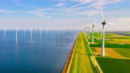 Foto de Parque de molinos de viento con nubes y un cielo azul, parque de molinos de viento en el océano vista aérea de drones con turbina eólica Flevoland Países Bajos Ijsselmeer. Transición de energía verde en los Países Bajos - Imagen libre de derechos