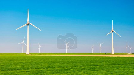 Téléchargez les photos : Éoliennes aux Pays-Bas, éoliennes avec un pré vert en face - en image libre de droit