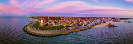 Foto de Urk Netherlands, un antiguo puerto histórico y faro al atardecer, un pequeño pueblo de Urk pueblo con hermosas calles y casas de colores junto al puerto junto al lago Ijsselmeer en Flevoland - Imagen libre de derechos