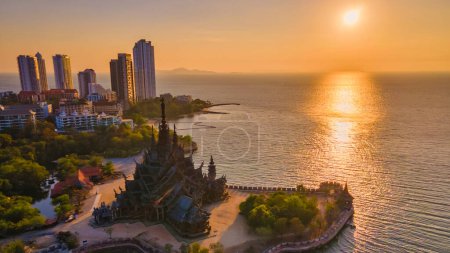 Téléchargez les photos : Sanctuaire de la vérité, Pattaya, Thaïlande, temple en bois au bord de l'océan pendant le coucher du soleil sur la plage de Pattaya Chonburi Thaïlande. Skyline de Pattaya Chonburi Thaïlande - en image libre de droit