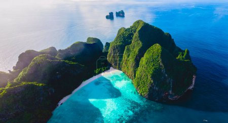 Téléchargez les photos : Vue par drone à Maya Bay Koh Phi Phi Thaïlande, Eau claire turquoise Thaïlande Koh Pi Pi, Vue aérienne panoramique de l'île de Koh Phi Phi en Thaïlande pendant l'été - en image libre de droit