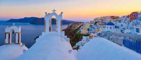 Foto de Santorini Grecia, iglesias blancas y cúpulas azules junto al océano de Oia Santorini Grecia durante la puesta del sol, un pueblo griego tradicional en Santorini al atardecer - Imagen libre de derechos