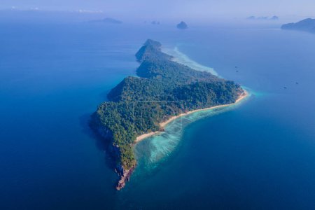 Téléchargez les photos : Vue sur la plage tropicale de l'île de Koh Kradan en Thaïlande, vue aérienne sur l'île de Koh Kradan Trang voté en 2023 comme la plage nr 1 dans le monde - en image libre de droit