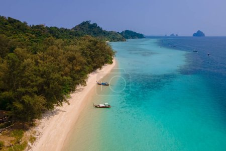 Téléchargez les photos : Vue sur la plage de l'île de Koh Kradan en Thaïlande, vue aérienne sur l'île de Koh Kradan Trang qui a été voté en 2023 comme la plage nr 1 dans le monde - en image libre de droit