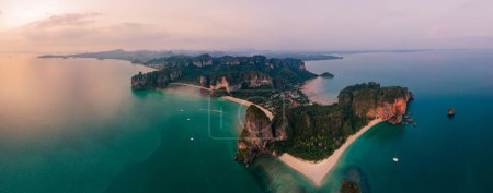 Téléchargez les photos : Railay Beach Krabi Thaïlande, la plage tropicale de Railay Krabi, vue depuis un drone de Railay Beach idyllique en Thaïlande dans la soirée au coucher du soleil avec un ciel nuageux. Panorama de Railay Beach - en image libre de droit