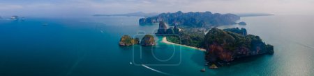 Téléchargez les photos : Railay Beach Krabi Thaïlande, la plage tropicale de Railay Krabi, vue depuis un drone de Railay Beach idyllique en Thaïlande au coucher du soleil. Panorama bannière de plage - en image libre de droit