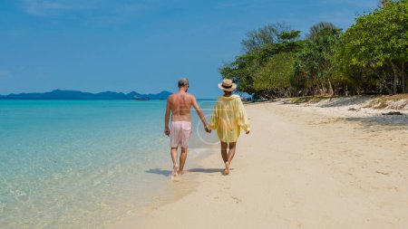 Téléchargez les photos : Un couple diversifié d'hommes et de femmes sur la plage de l'île de Koh Kradan en Thaïlande pendant les vacances de lune de miel en Thaïlande du Sud. - en image libre de droit